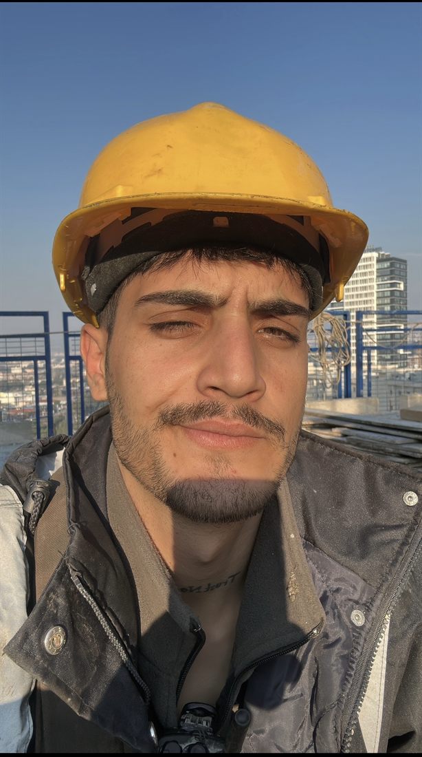 Şantiyede baretle