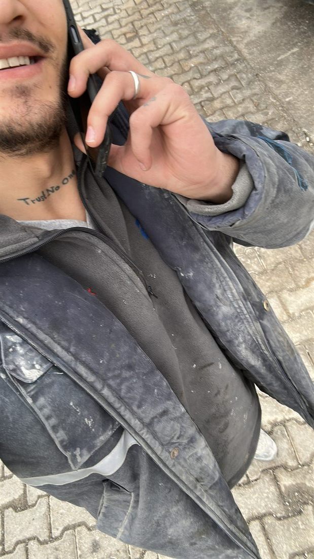 İş kıyafetiyle telefonda