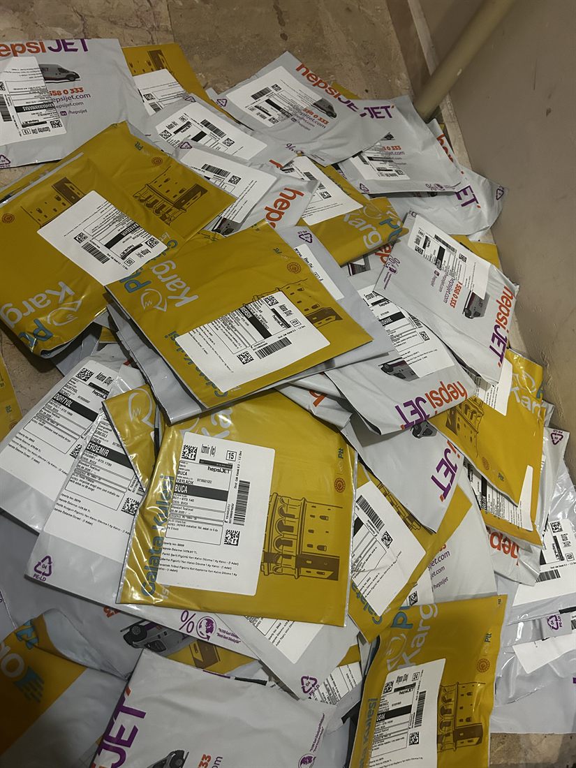 Kargoya hazır paket yığını